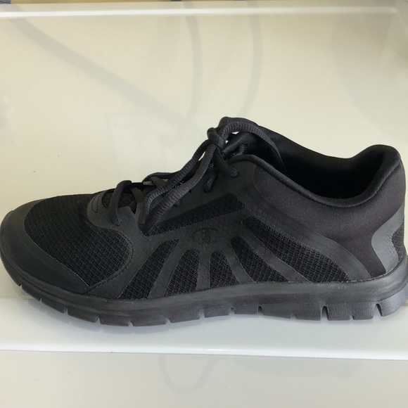 CHAMPIONS ALL BLACK MEMORY FOAM SNEAKERS. SIZE US9 - Picture 10 of 14